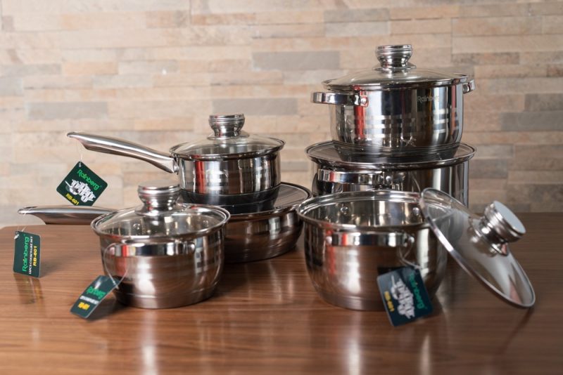 ENSEMBLE DE VAISSELLE EN INOX